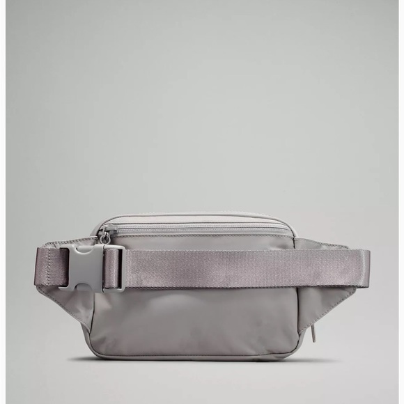 NWT Large Everywhere Belt Bag in Silver Drop! - Picture 10 of 10